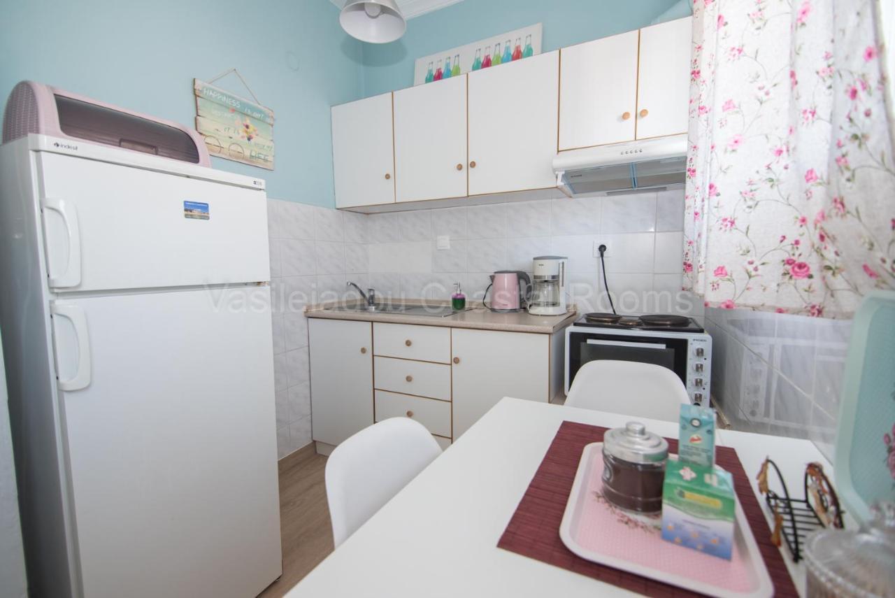 Vasileiadou Coastal Rooms 弗洛伊塔 外观 照片