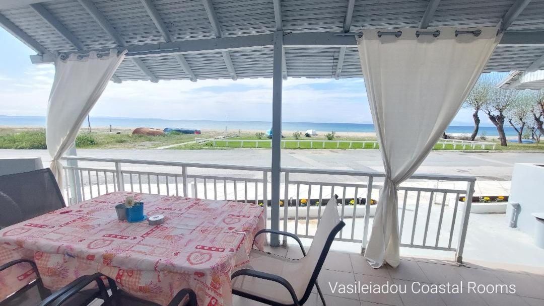 Vasileiadou Coastal Rooms 弗洛伊塔 外观 照片